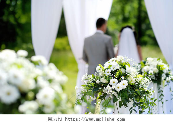 户外婚礼上的白花装饰